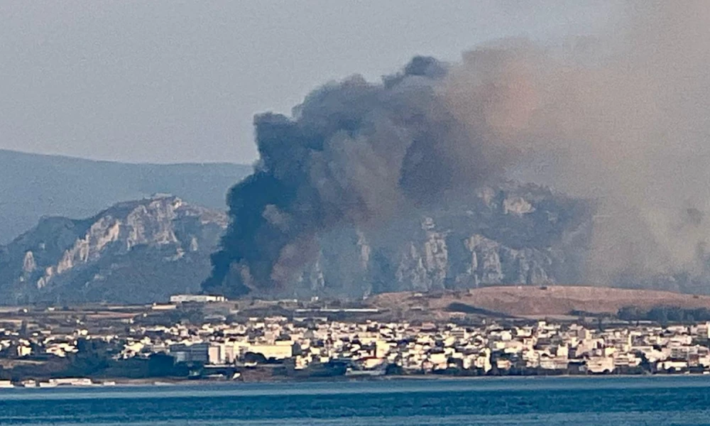 Συναγερμός στην Κόρινθο: Φωτιά σε εργοστάσιο κοντά σε πεδίο βολής - Ισχυρές δυνάμεις στο σημείο